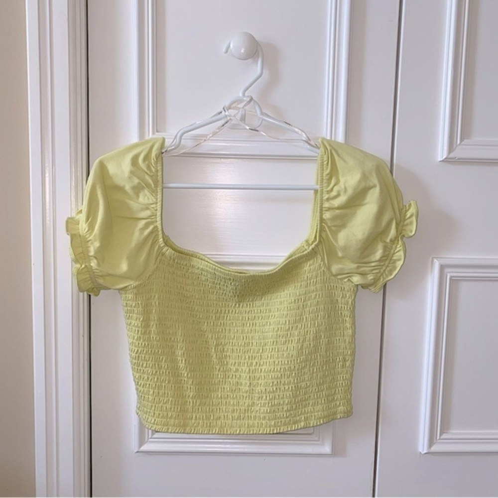 Pale‎ green puff sleeve cropped top